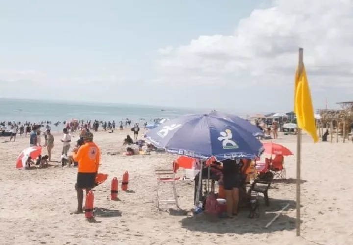  Se prohíbe el empleo de fogones de piedra y leña, así como portar armas en las áreas de playa y sus alrededores. Foto. Sinaproc