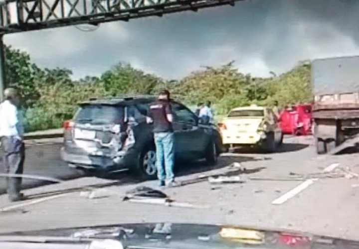 El  accidente vehicular fue a la salida de la autopista Panamá-Colón. Foto: Diomedes Sánchez 