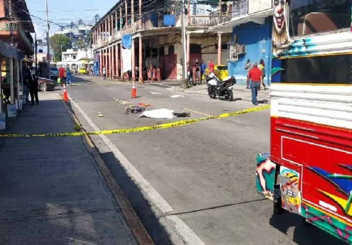 En la escena quedó el bus de la ruta Colón-Pilón con placa 3B-502, al cual quedó acordonado con cinta amarilla para las respectivas investigaciones. Foto. Diomedes Sánchez