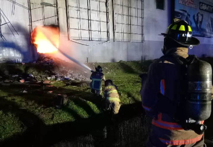 El módulo afectado por las llamas contaba con 10 locales, dos de ellos estaban vacíos y eso ayudó a la hora de combatir el incendio. Foto. Cuerpo de Bomberos