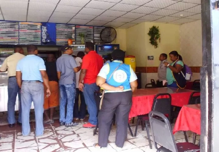 Los inspectores de salud que acuden a hacer las inspecciones de los locales comerciales, no solicitan dinero a ningún comerciante. Foto. Ilustrativa