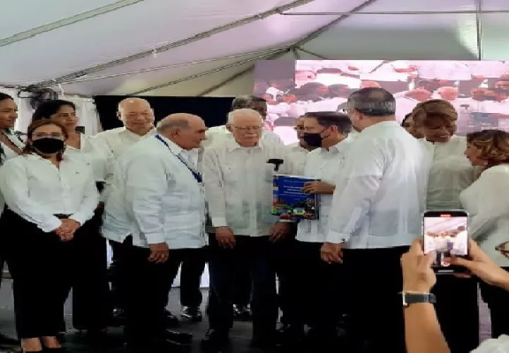 El presidente de la República Laurentino Cortizo, recibió el documento. Foto. Cortesía