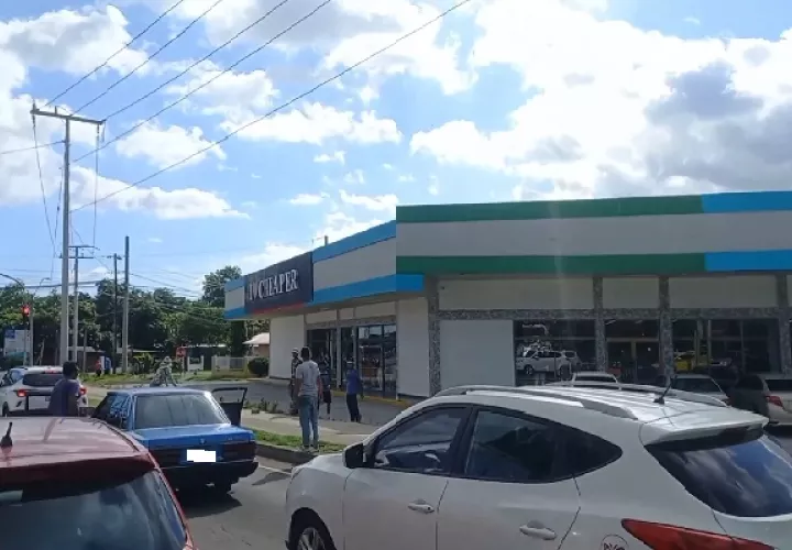 En el video que publicó Donderis se observa la discusión entre en conductor, su acompañante y unos migrantes ubicados en uno de los semáforos de la ciudad de David.