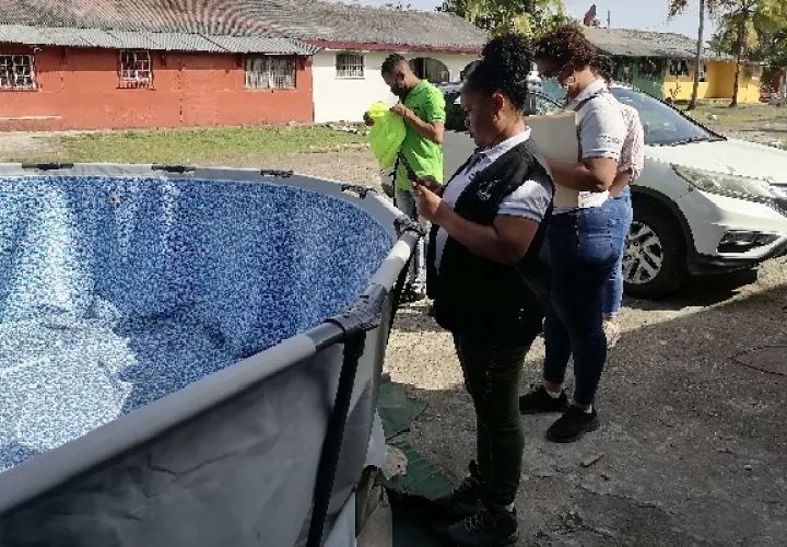 Las autoridades instan a los pobladores a eliminar de los criaderos de mosquito en sus casas y alrededores. Foto. Diomedes Sánchez