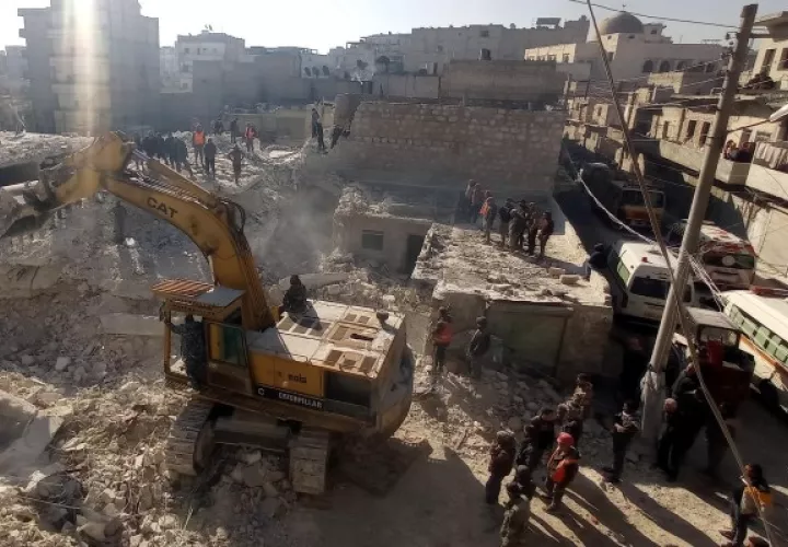 Las autoridades sirias atribuyeron el colapso a "una filtración de agua en los cimientos del edificio", ubicado en Sheij Maqsoud. Foto: EFE