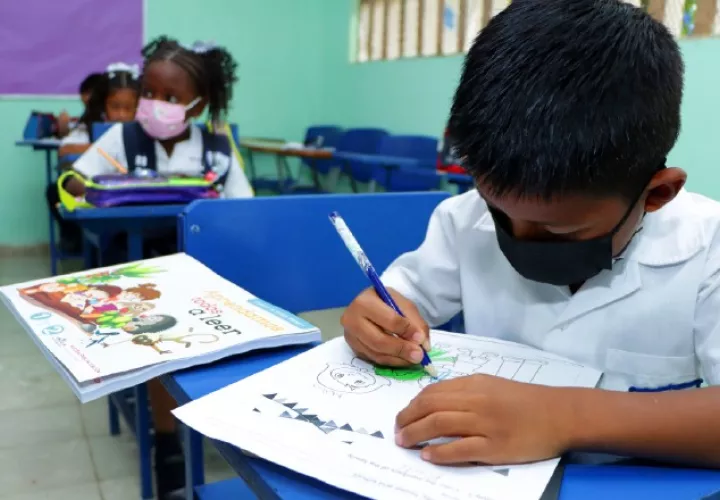 El Ministerio de Educación (Meduca) entregará cerca de cuatro millones de libros, que incluye la guía de docentes y la de padres de familia.  Cortesía