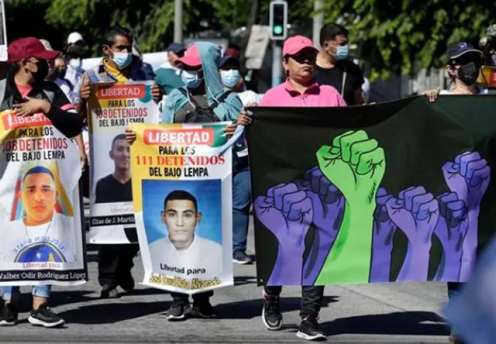 Salvadoreños marchan con motivo de un nuevo aniversario de la firma de los Acuerdos de Paz. Foto: EFE