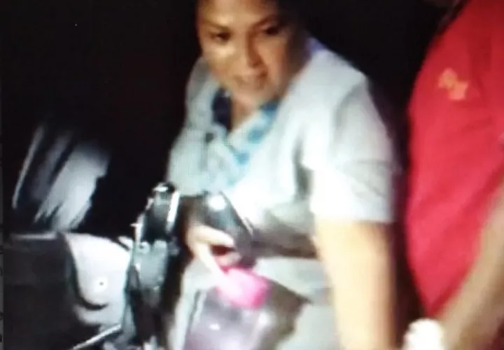 Un agente de la Policía Nacional procedió a abrir el elevador. Foto: Cortesía