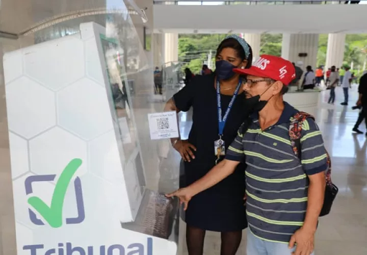 Muchas de las firmas se han generado a través de los Centro de Atención Ciudadana . Archivo.