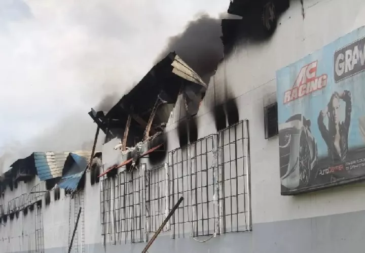 Por el momento no se han determinado las pérdidas causadas por este incendio en France Field. Foto. Diomedes Sánchez