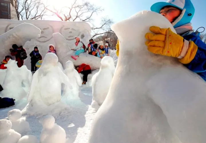 En medio de alerta, niños japoneses jugando con esculturas de nieve en la ciudad japonesa de Sapporo. Foto: EFE