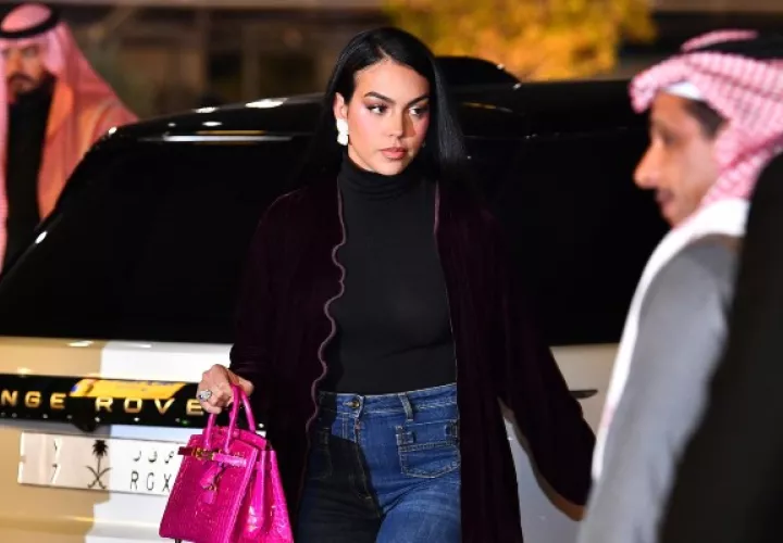 Georgina, madre de dos hijos en común con Cristiano, tiene varias opciones para quedarse en Arabia Saudí, pese a no estar casada. Foto:EFE