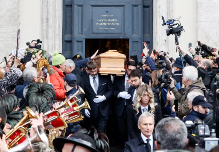 Muchos de los admiradores de la actriz esperaron a las puertas del templo. Foto: EFE / EPA / Fabio Frustaci