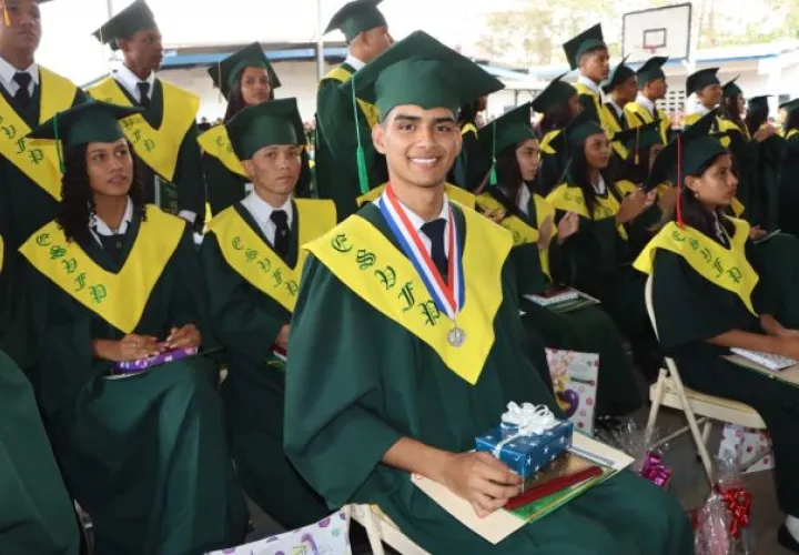 En el sector particular, 6,730 alumnos terminan su bachillerato en educación media y 1,541 la profesional y técnica.