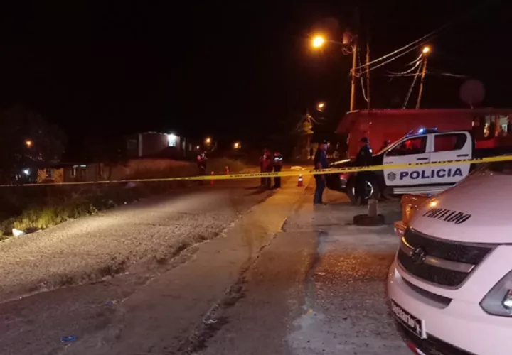 Su cuerpo quedó a pocos metros del minisuper de la comunidad de Villa Catalina. Foto: Diomedes Sánchez 