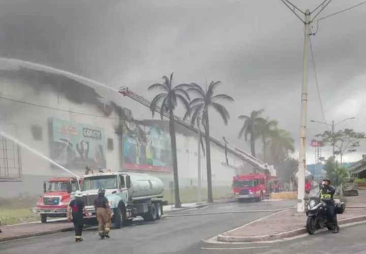 Fue necesaria la ayuda de bpmberos y equipos de la capital para extinguir el siniestro en France Field. Foto: Internet
