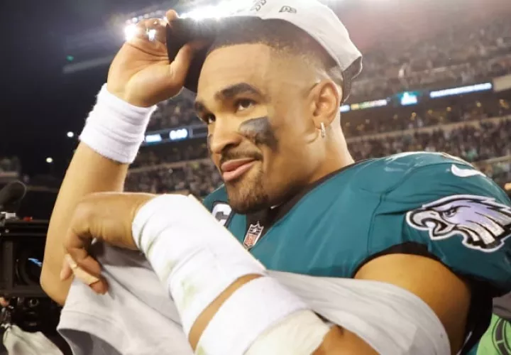 Jalen Hurts, mariscal de campo de los Eagles. Foto:EFE 