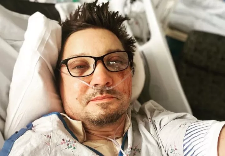 Imagen de Jeremy Renner cuando estaba hospitalizado. Foto: Archivo