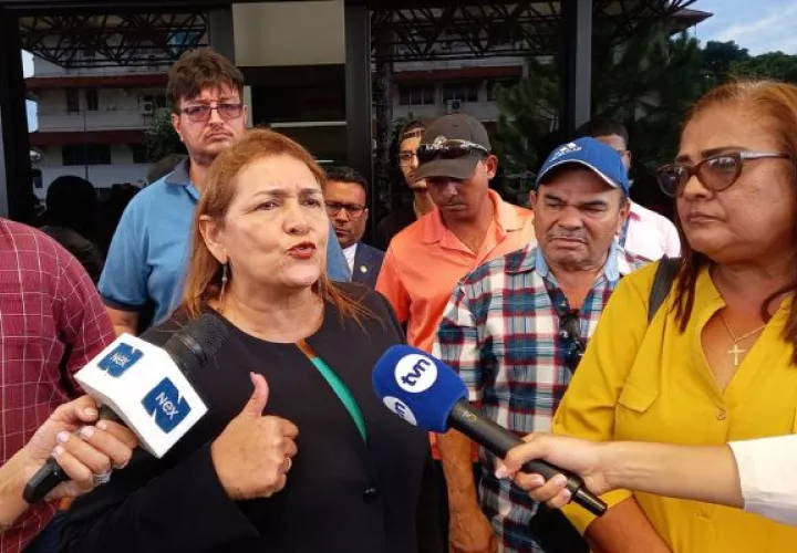 La diputada Lilia Batista entre otros representantes fueron a la reunión. Foto: Víctor Arosemena