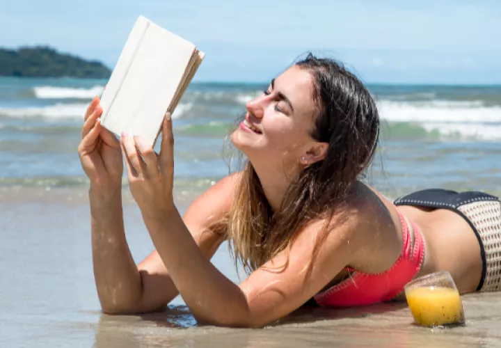 La lectura veraniega tiene muchos beneficios. Foto: Ilustrativa / Freepik