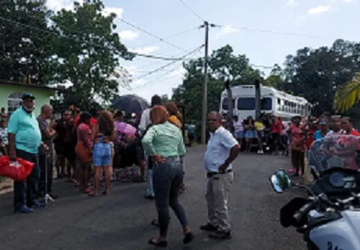 Familiares y vecinos acudieron a la escena, pero ya la señora había fallecido. Foto: Diomedes Sánchez 