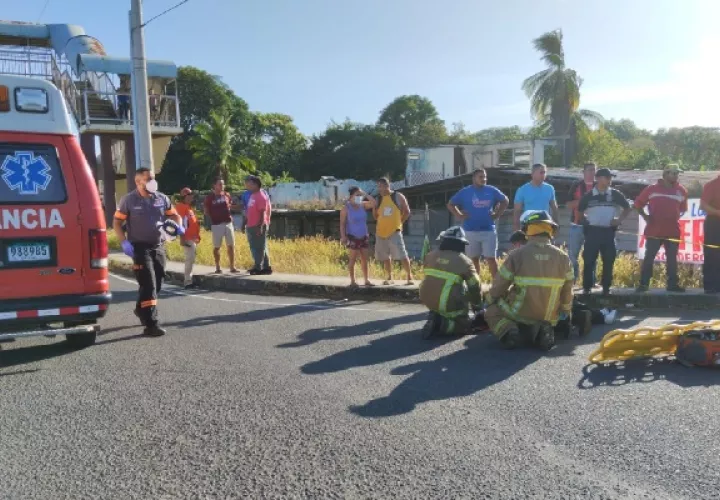 La pasajera de la moto presentaba heridas en la cabeza, pero se encontraba alerta y estable al momento de ser trasladada a recibir atención médica. Foto. Thays Domínguez