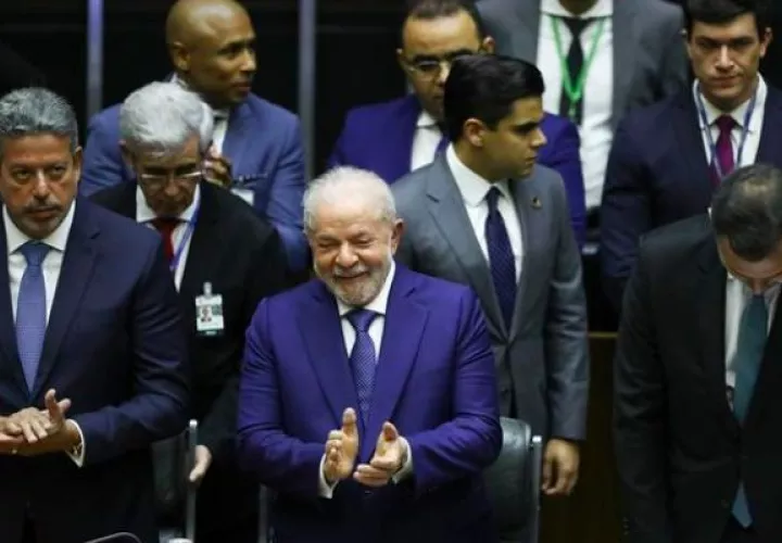  El nuevo presidente de Brasil, Luiz Inácio Lula da Silva, participa en su ceremonia de investidura en el Parlamento, en Brasília (Brasil). Foto: EFE