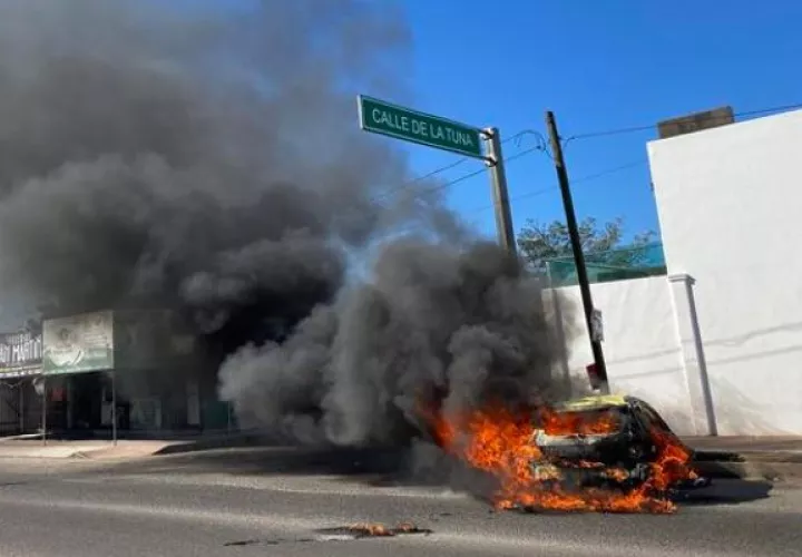 Vehículo calcinado tras los enfrentamientos de fuerzas federales con grupos armados, en la ciudad de Culiacán. Foto: EFE