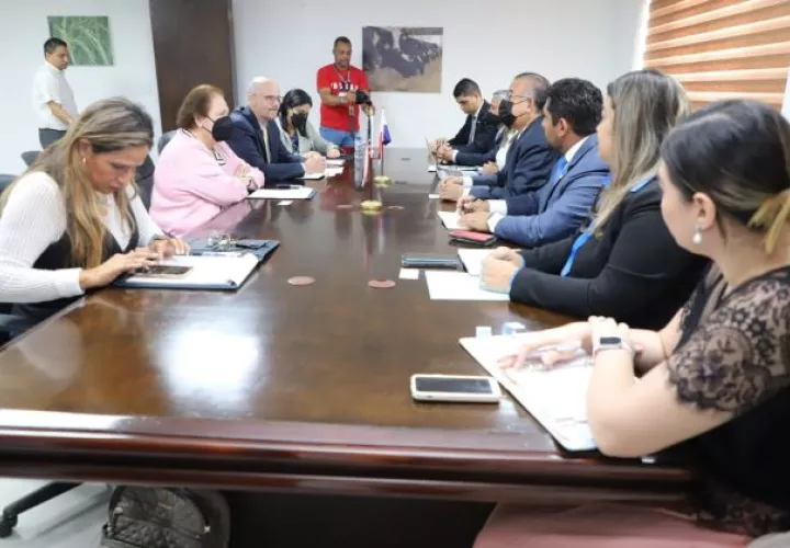 Por la embajada de Estados Unidos estuvieron Peter Olson y Arlene Villalaz, ambos de la Oficina de Asuntos Agrícolas.