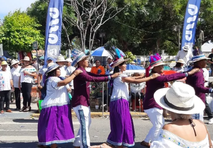 Bailes y danzas de diversas regiones del país también se tomaron las calles de Las Tablas.  Foto. Thays Domínguez