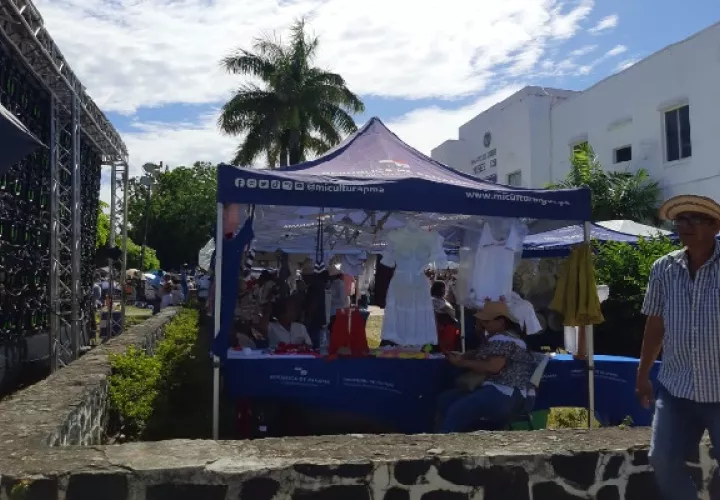 Los artesanos aprovecharon el evento para poner a la venta sus productos. Foto. Thays Domínguez