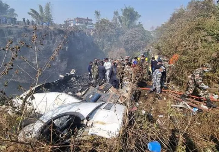 Recuperación de cadáveres tras el siniestro de un avión de la aerolínea Yeti Airlines. Foto: EFE