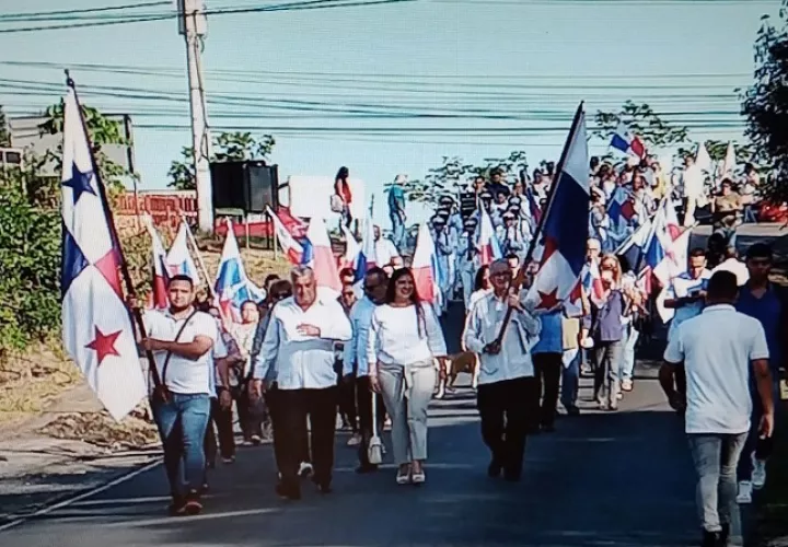 Una caminata se efectuó desde el parque Libertador hasta el el parque 9 de enero, Foto: Eric A. Montenegro