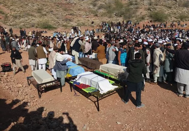 Personas asisten al funeral de parte de las víctimas del naufragio de una embarcación en Tando Dam, en Kohat, Pakistán, 
