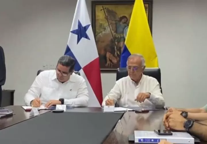Ministros de Seguridad y Defensa Juan Manuel Pino e Iván Velásquez.