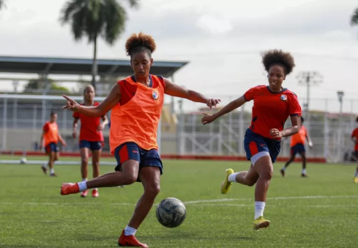 El equipo femenino entrena en el 'Cascarita'  Tapia. Foto:EFE