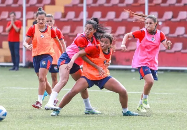 El equipo femenino ha estado entrenando en el estadio 'Cascarita' Tapia. Foto:Fepafut
