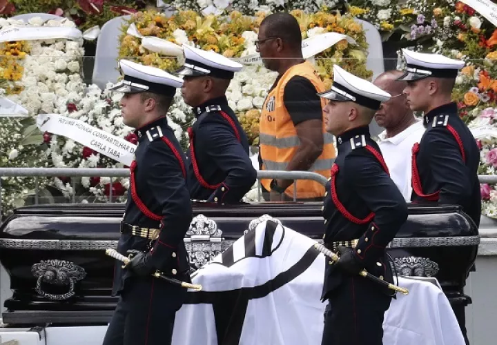 Miembros de una guardia de honor cargan el féretro con el cuerpo de la leyenda del fútbol Edson Arantes do Nascimento 'Pelé'. Foto:EFE