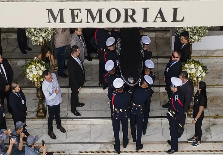 El féretro de Pelé,  su llegada  al cementerio de la ciudad de Santos. Foto:EFE