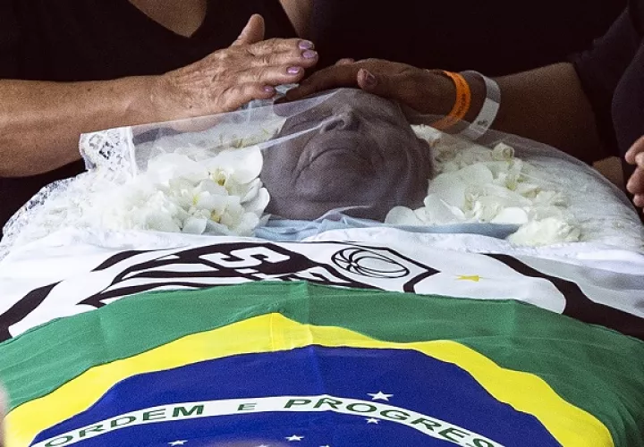 Una bandera nacional de Brasil y una del club Santos envuelven el cuerpo de la leyenda del fútbol Pelé. Foto:EFE