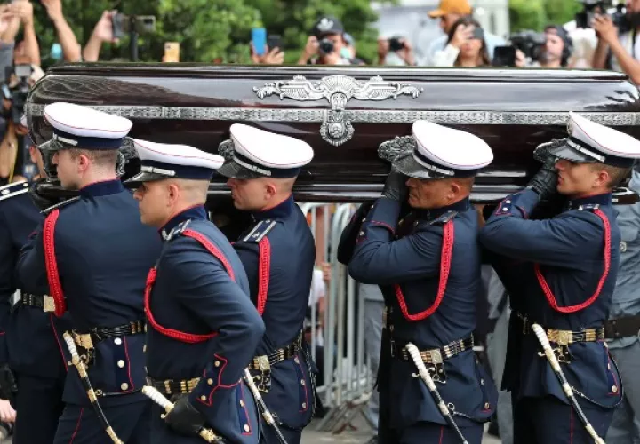 Pelé, El ataúd fue descargado del camión de bomberos en el que hizo el cortejo fúnebre. Foto: EFE