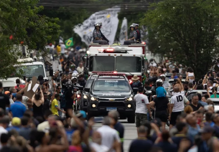 El cortejo fúnebre con el féretro de Pelé en su llegada al cementerio de la ciudad de Santos. Foto:EFE