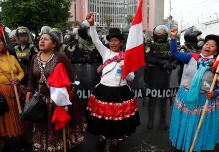 Manifestantes participan en una marcha bloqueada por policías. Foto: EFE