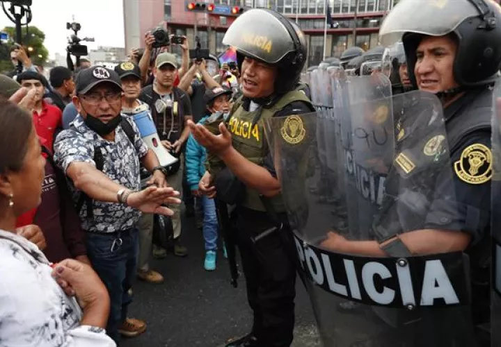 Manifestantes se enfrentan con miembros de la Policía durante una protesta. Foto: EFE