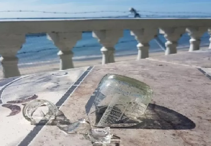En las inmediaciones de la propiedad de la adulta mayor había botellas quebradas.