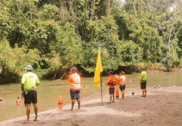 Hay más de 800 unidades entre voluntarios y colaboradores desplazados en los ríos y playas, para garantizar la seguridad acuática. Foto. Sinaproc