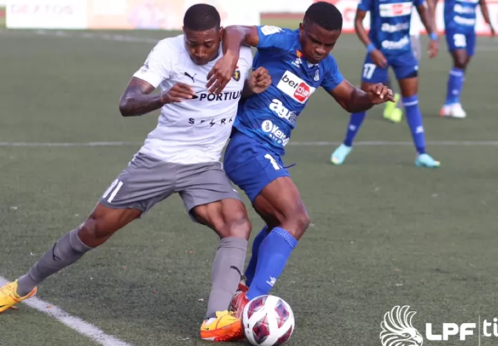 Ricardo Clarke  de Plaza Amador (izq.) ante un jugador del Árabe Unidos. Foto: LPF
