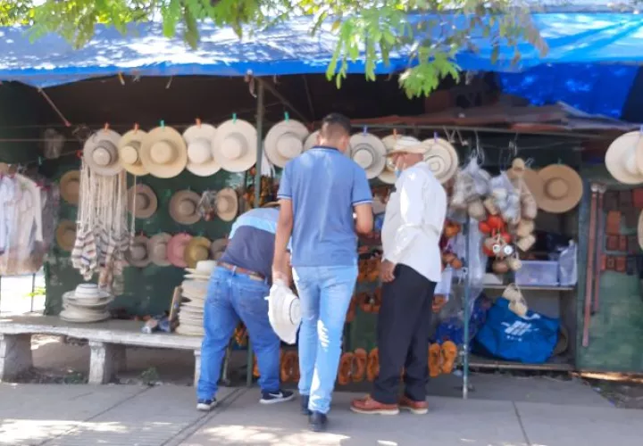 Los Produtos más buscados, son los sombreros y las panitas.