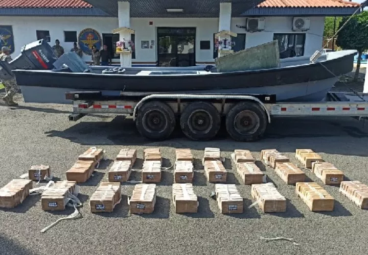 Mediante tareas de patrullaje marítimo se logró el aseguramiento de la lancha con posibles alteraciones en el casco. Foto. Senan
