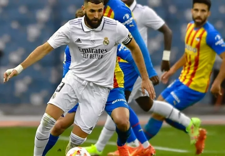 Karim Benzema del Real Madrid conduce el balón durante el partido contra Valencia. Foto:EFE